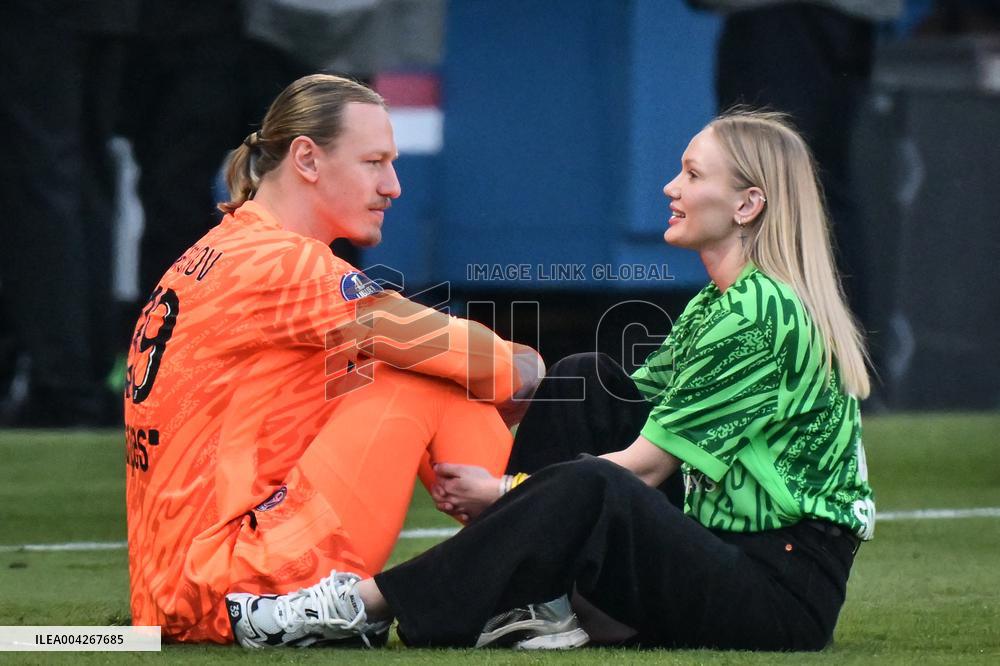 PSG celebrates Ligue 1 winning - FA