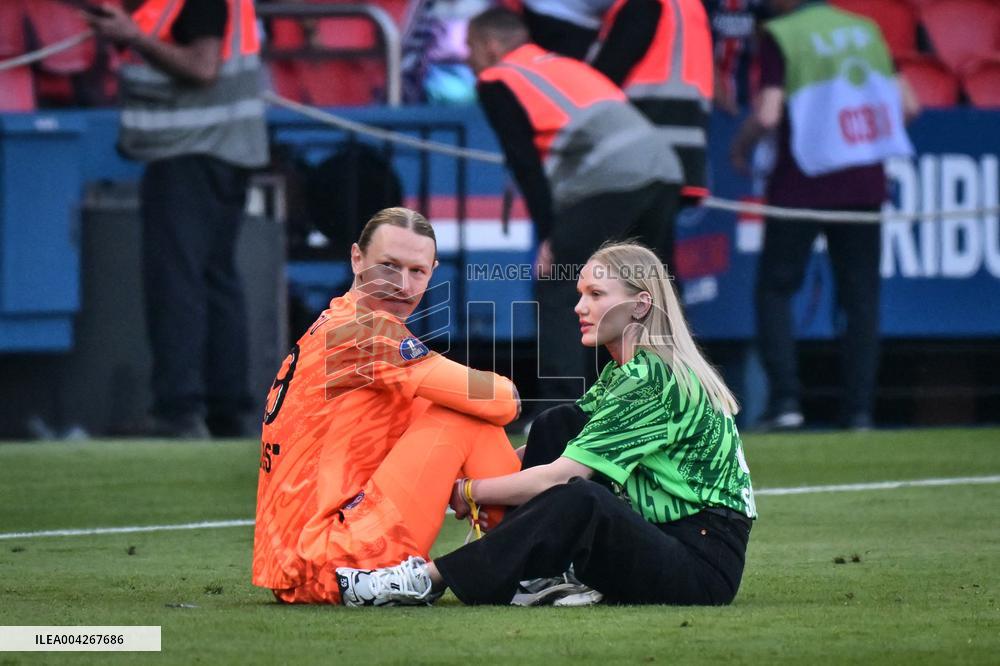 PSG celebrates Ligue 1 winning - FA