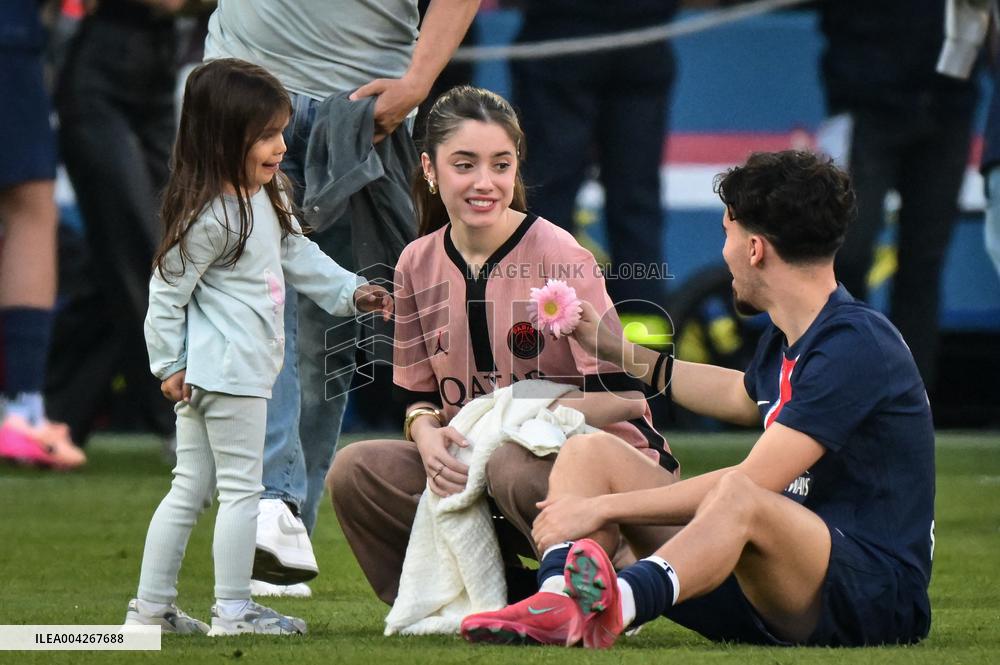 PSG celebrates Ligue 1 winning - FA