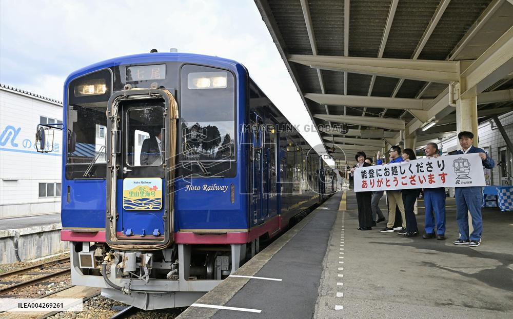 Quake-hit Noto Railway's special sightseeing train