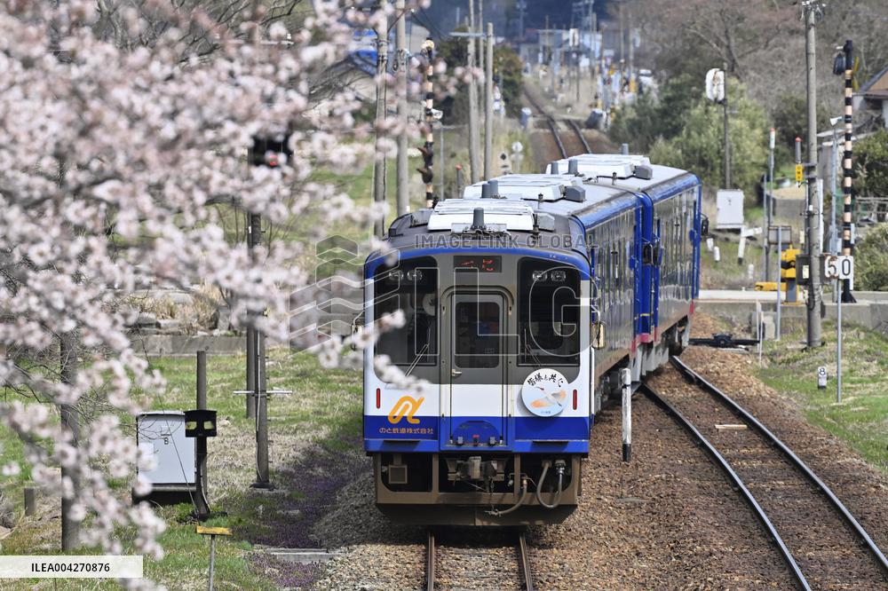 Quake-hit Noto Railway's special sightseeing train