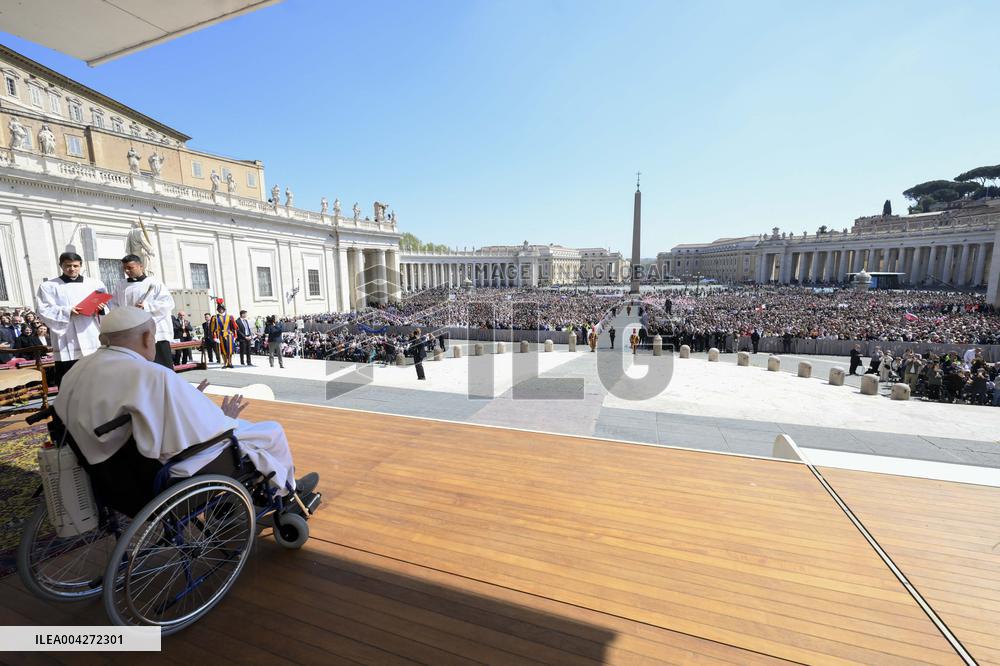 Pope Francis Arrives At The End Of A Mass In St Peters Square - Vatican