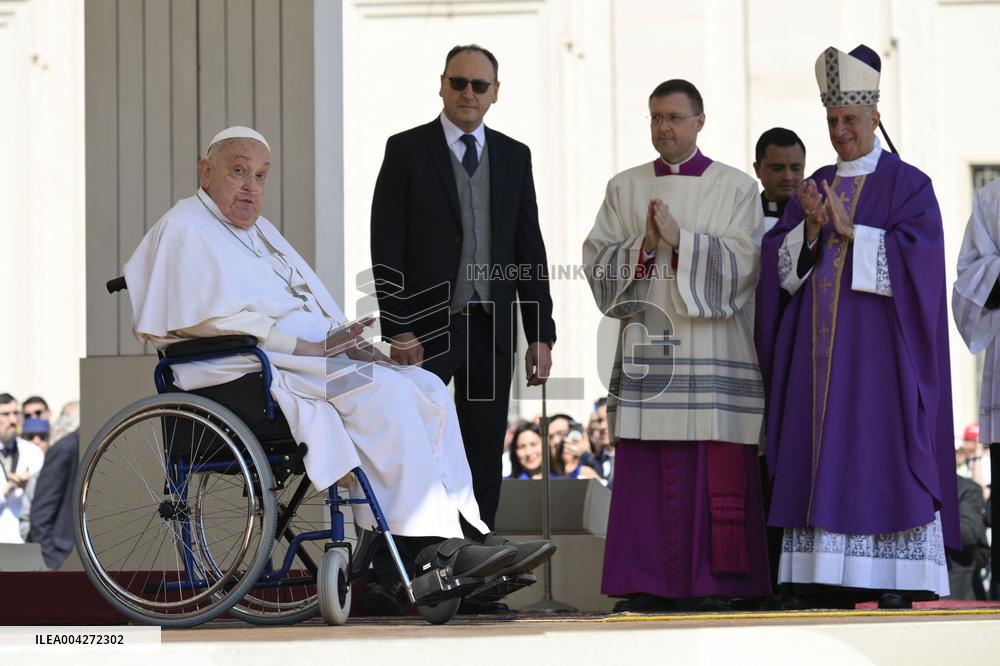 Pope Francis Arrives At The End Of A Mass In St Peters Square - Vatican