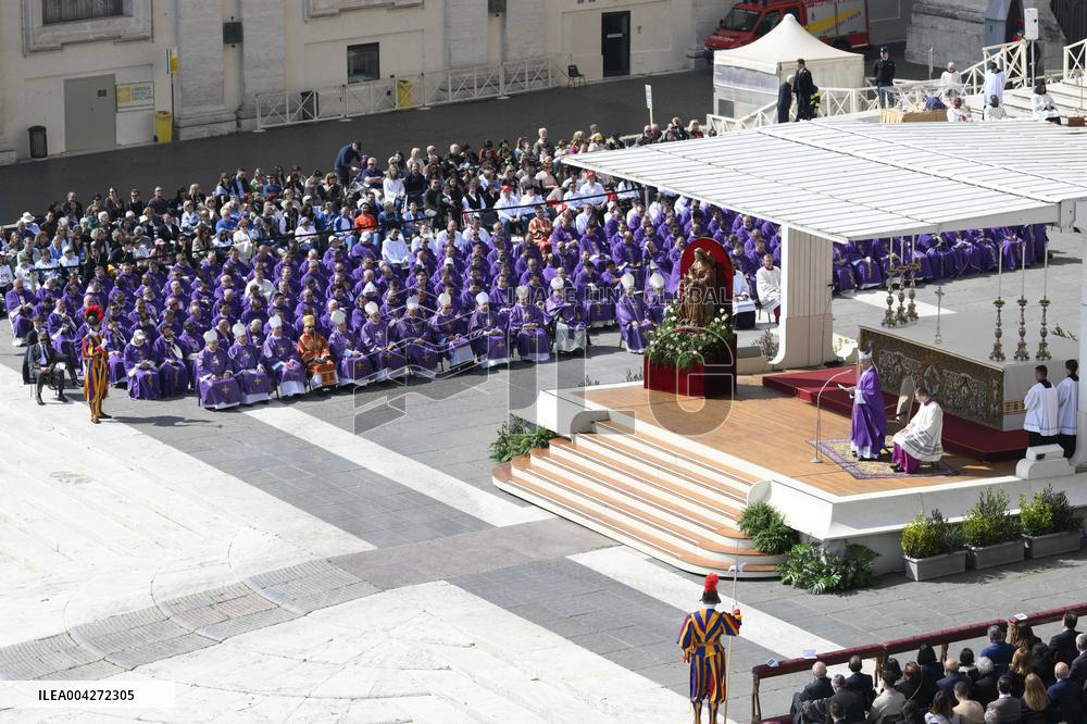 Pope Francis Arrives At The End Of A Mass In St Peters Square - Vatican