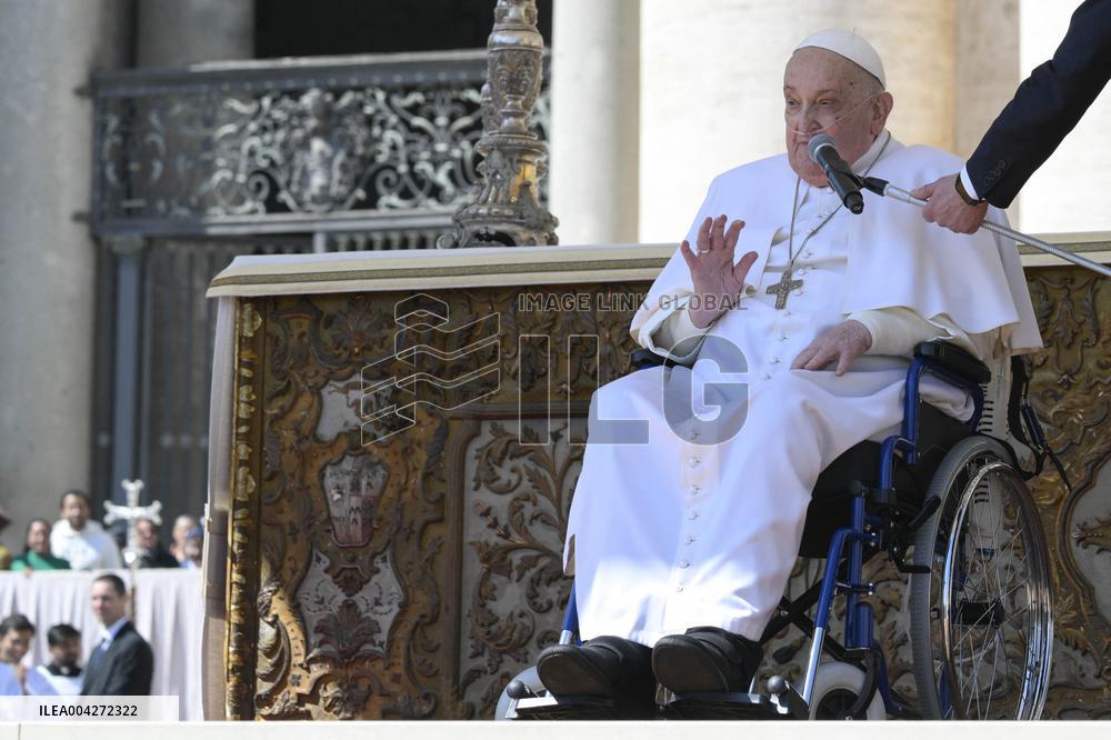 Pope Francis Arrives At The End Of A Mass In St Peters Square - Vatican