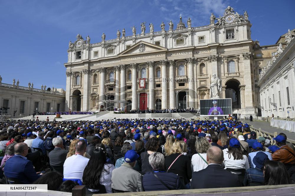 Pope Francis Arrives At The End Of A Mass In St Peters Square - Vatican