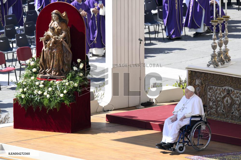 Pope Francis Arrives At The End Of A Mass In St Peters Square - Vatican