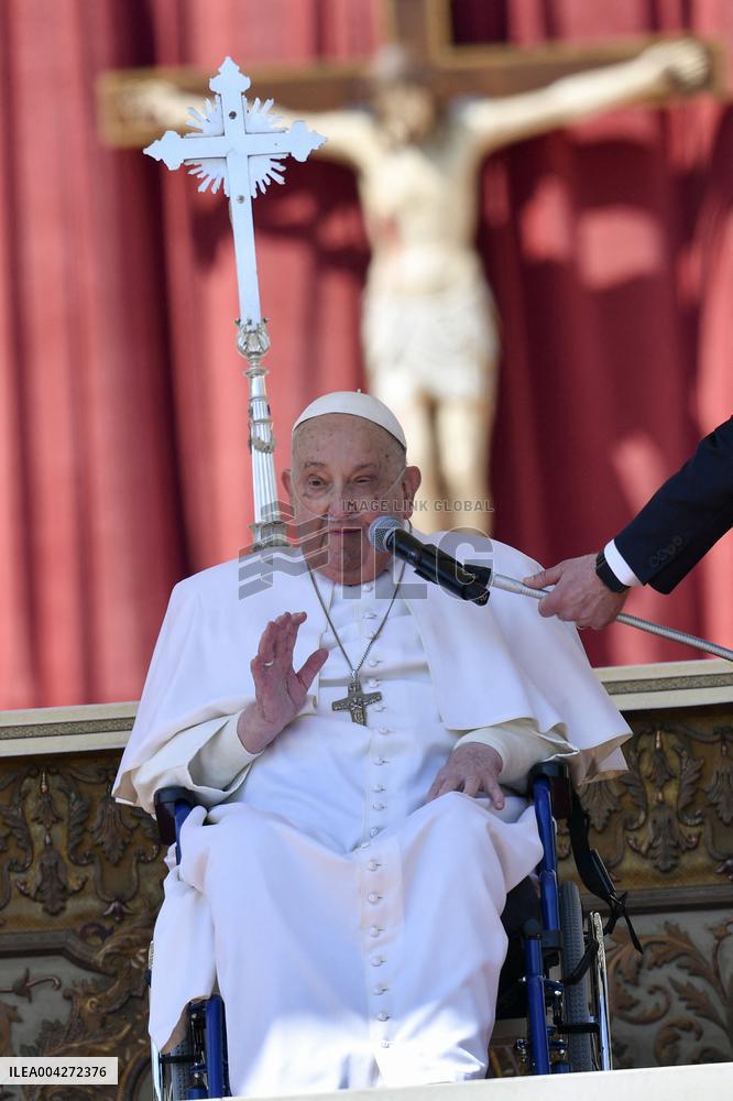 Pope Francis Arrives At The End Of A Mass In St Peters Square - Vatican