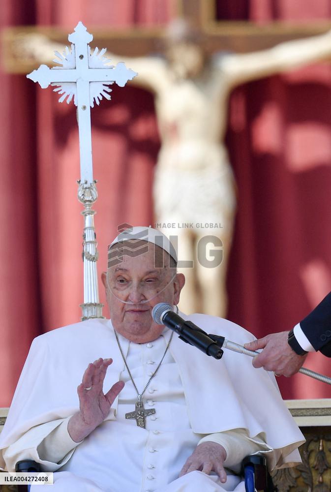 Pope Francis Surprise Appearance in St Peter's Square - Vatican