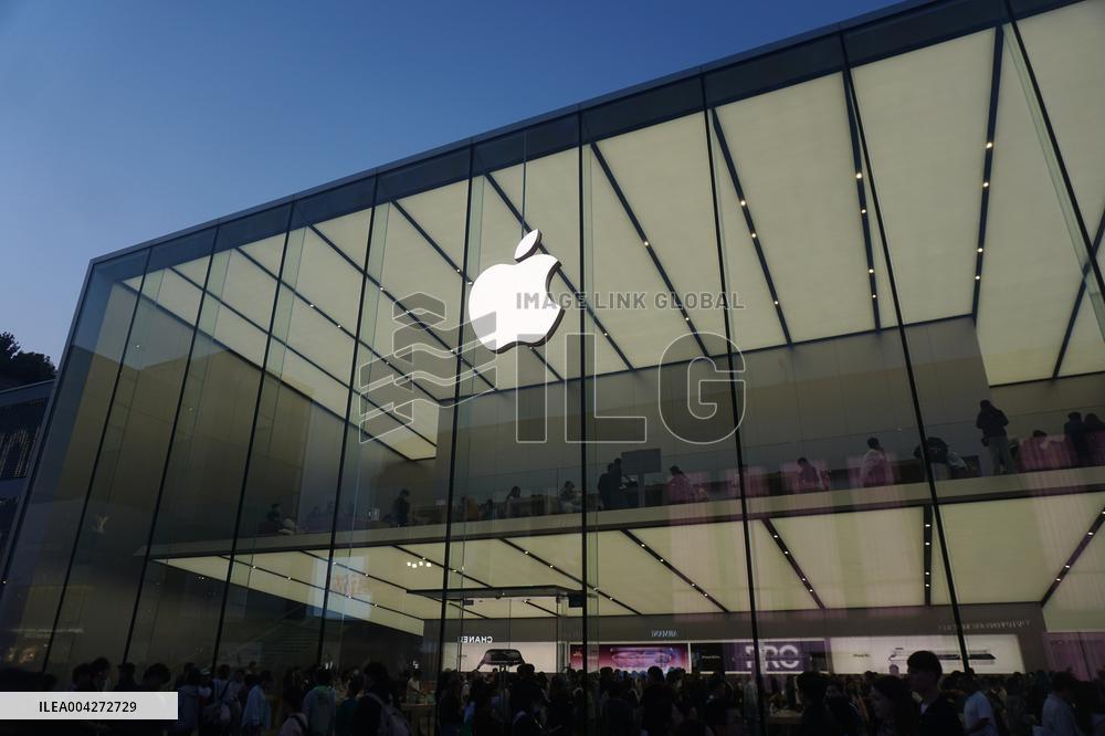 Apple Market Value Decreases Due To Equivalent Tariffs