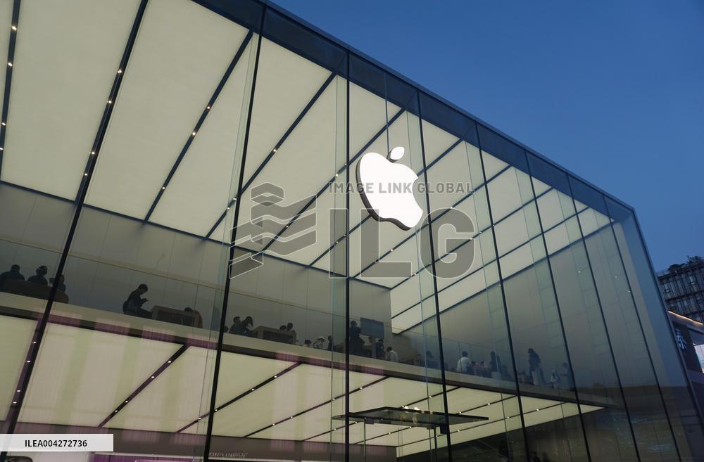 Apple Market Value Decreases Due To Equivalent Tariffs