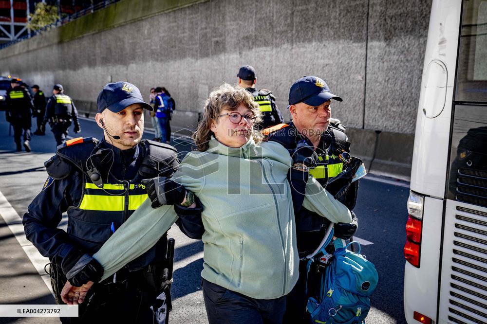 Extinction Rebellion Occupies Again A12 - The Hague