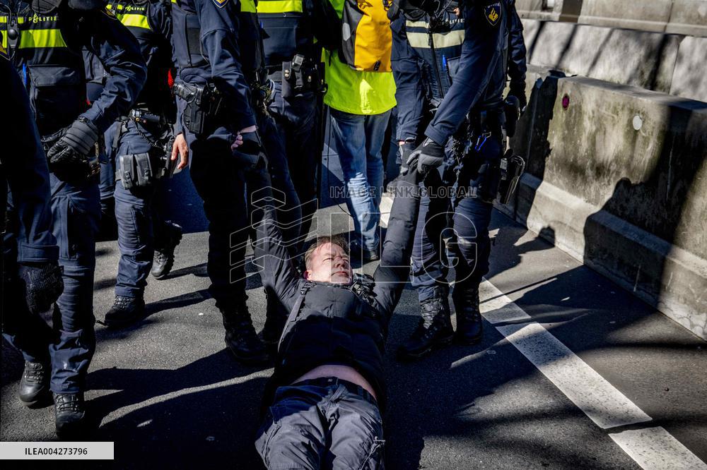 Extinction Rebellion Occupies Again A12 - The Hague