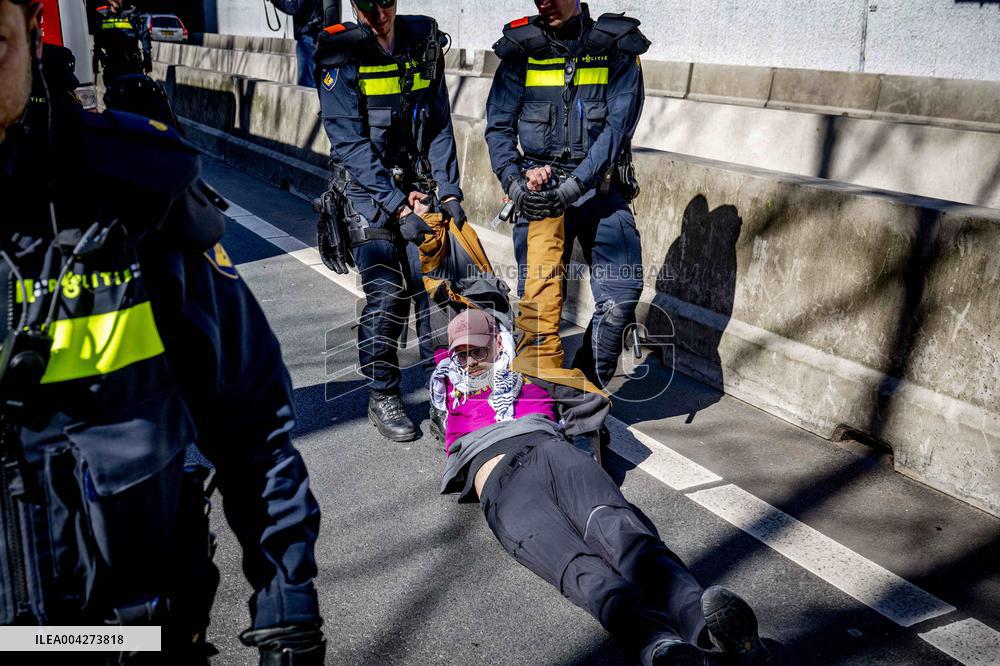 Extinction Rebellion Occupies Again A12 - The Hague