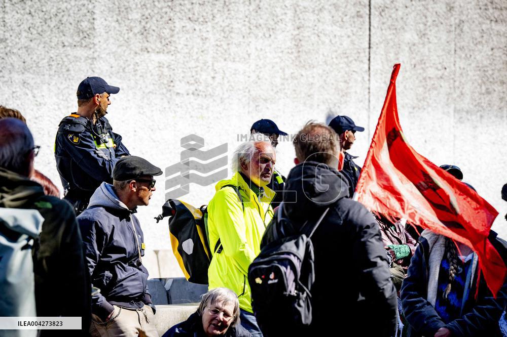 Extinction Rebellion Occupies Again A12 - The Hague