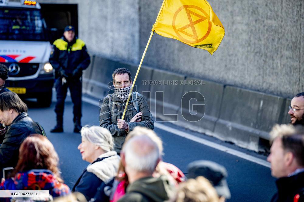 Extinction Rebellion Occupies Again A12 - The Hague