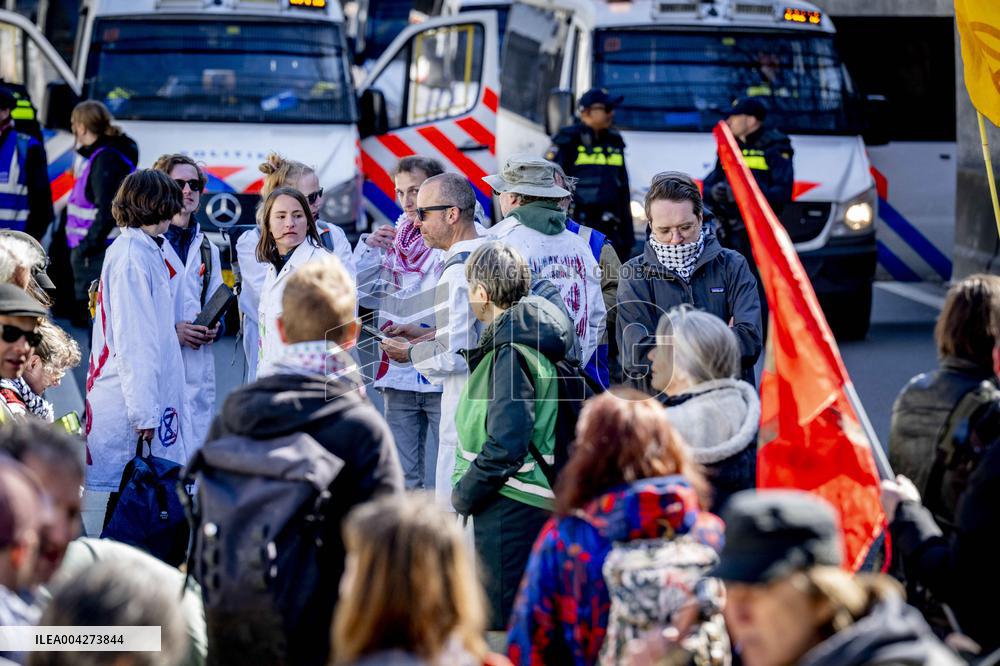 Extinction Rebellion Occupies Again A12 - The Hague