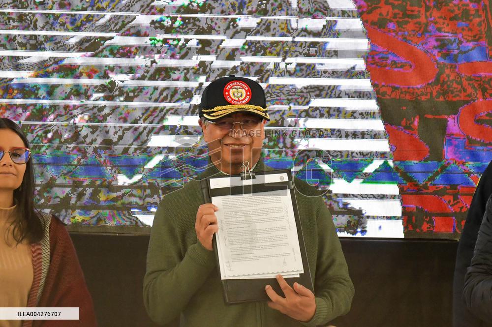 Colombia's Armed Group 'Comuneros del Sur' First to Disarm in Total Peace Process