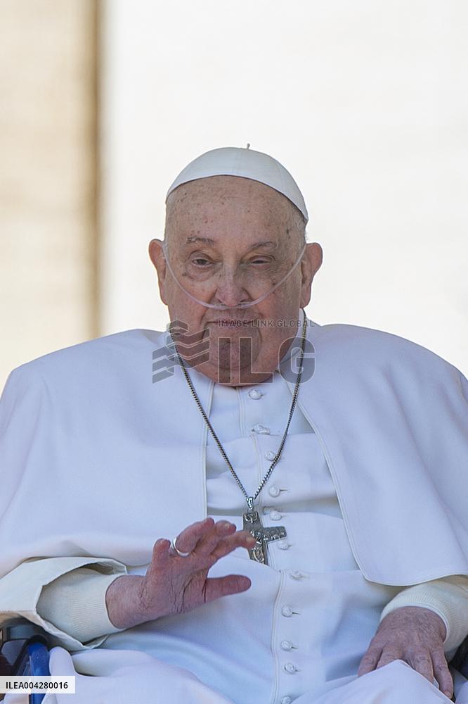 Pope Francis Arrives At The End Of A Mass In St Peters Square - Vatican