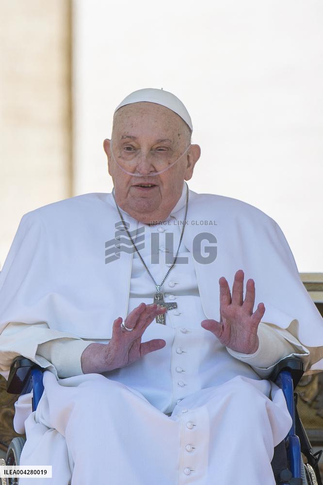 Pope Francis Arrives At The End Of A Mass In St Peters Square - Vatican