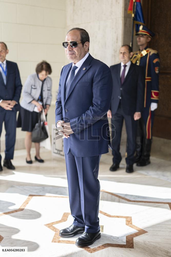President Sisi waits President Macron - Cairo