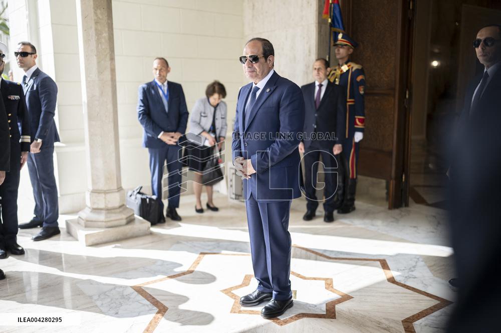President Sisi waits President Macron - Cairo