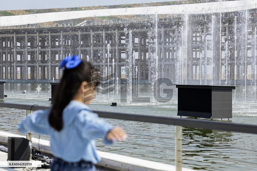 Largest interactive fountain array