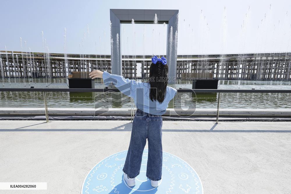 Largest interactive fountain array