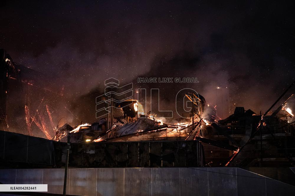A Fire Burning At A Recycling Plant Close To The Tribunal De Paris Courthouse - Paris