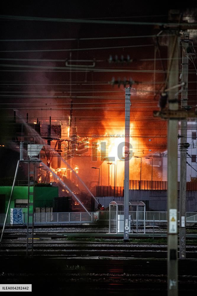 A Fire Burning At A Recycling Plant Close To The Tribunal De Paris Courthouse - Paris