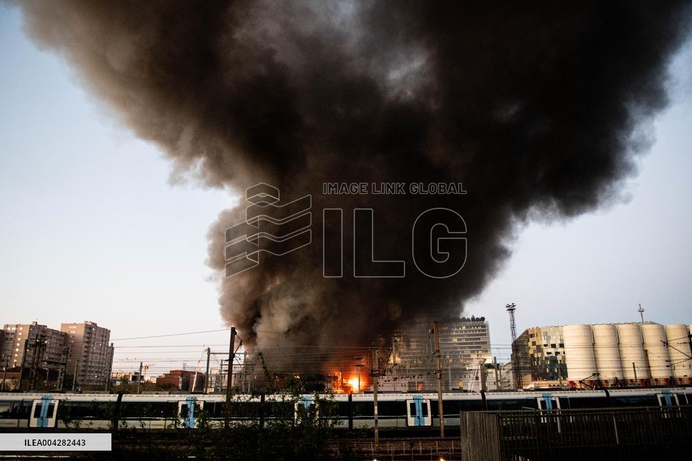 A Fire Burning At A Recycling Plant Close To The Tribunal De Paris Courthouse - Paris