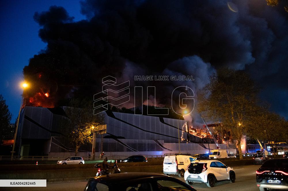 A Fire Burning At A Recycling Plant Close To The Tribunal De Paris Courthouse - Paris