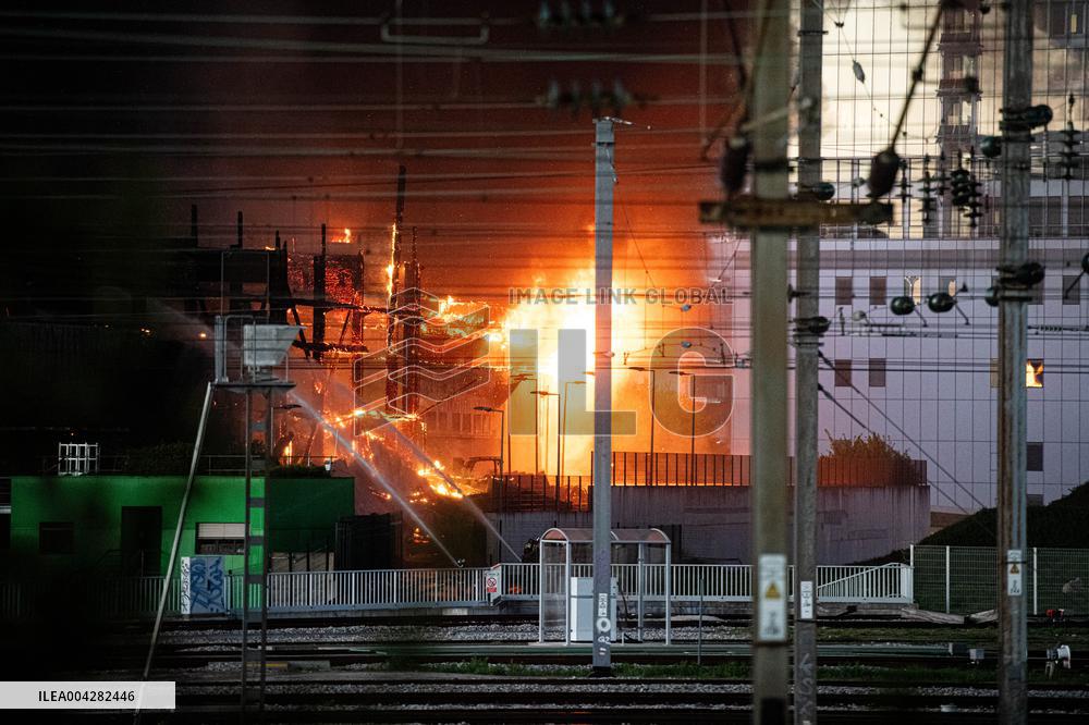 A Fire Burning At A Recycling Plant Close To The Tribunal De Paris Courthouse - Paris