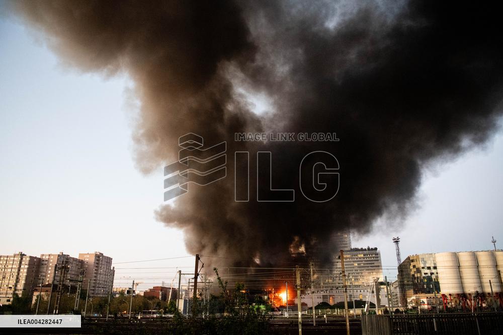 A Fire Burning At A Recycling Plant Close To The Tribunal De Paris Courthouse - Paris
