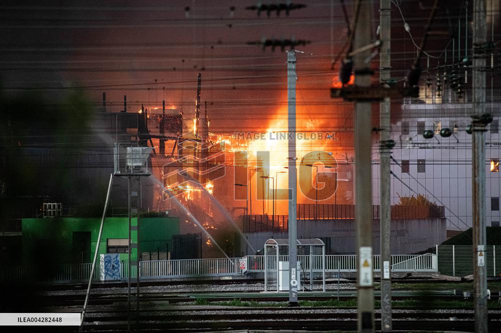 A Fire Burning At A Recycling Plant Close To The Tribunal De Paris Courthouse - Paris