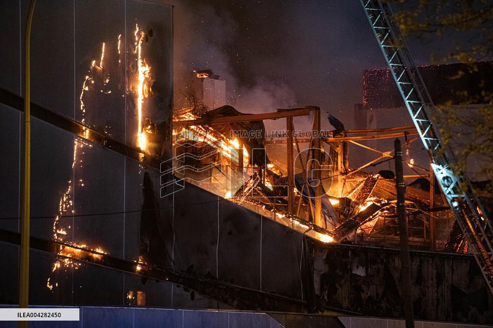 A Fire Burning At A Recycling Plant Close To The Tribunal De Paris Courthouse - Paris