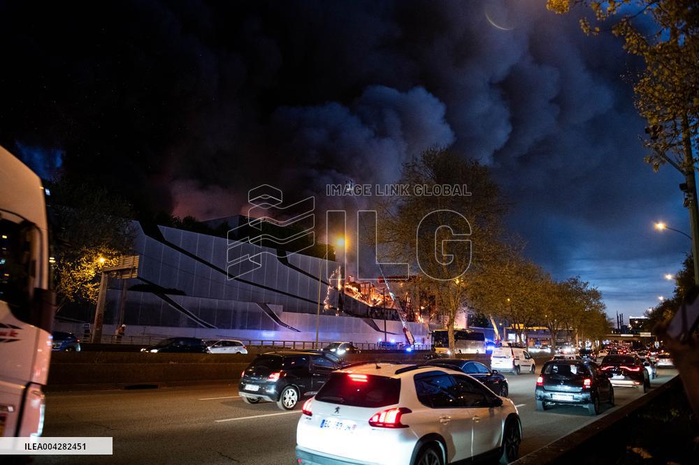 A Fire Burning At A Recycling Plant Close To The Tribunal De Paris Courthouse - Paris