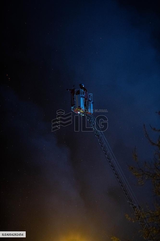 A Fire Burning At A Recycling Plant Close To The Tribunal De Paris Courthouse - Paris