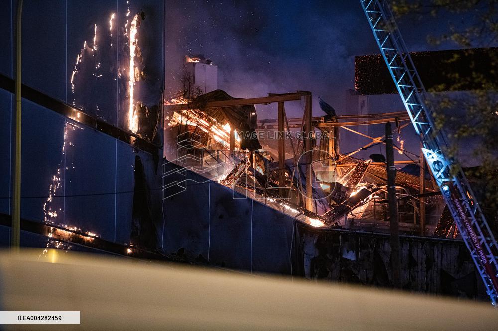 A Fire Burning At A Recycling Plant Close To The Tribunal De Paris Courthouse - Paris
