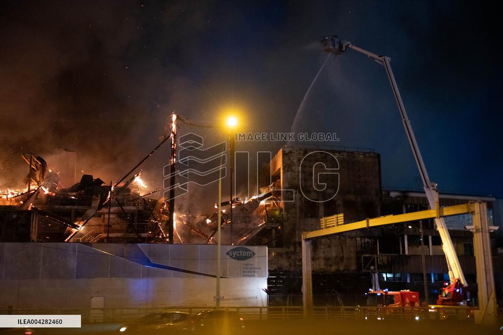A Fire Burning At A Recycling Plant Close To The Tribunal De Paris Courthouse - Paris