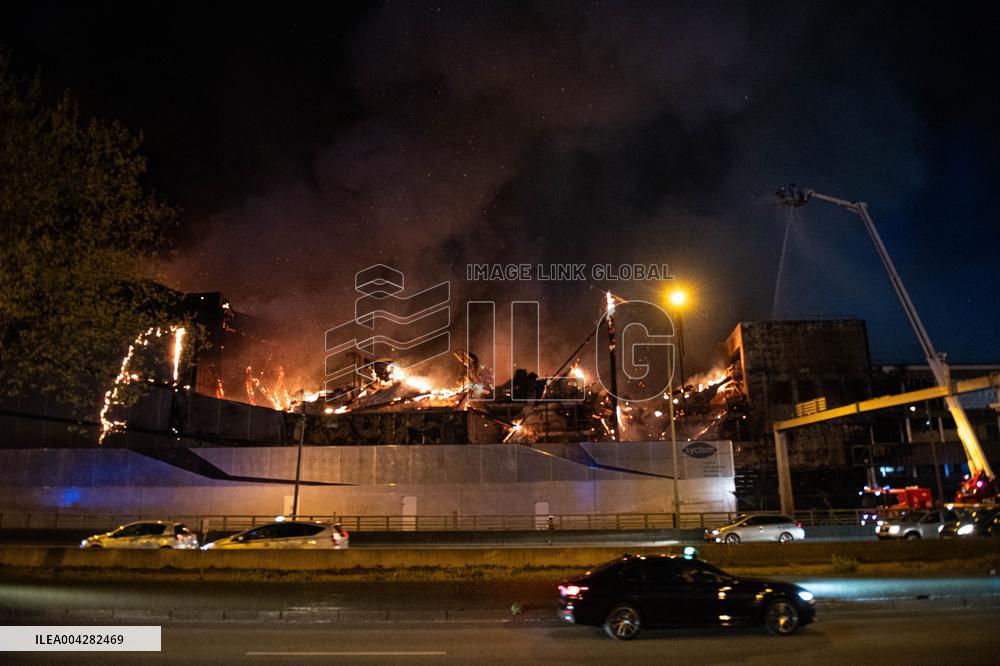 A Fire Burning At A Recycling Plant Close To The Tribunal De Paris Courthouse - Paris