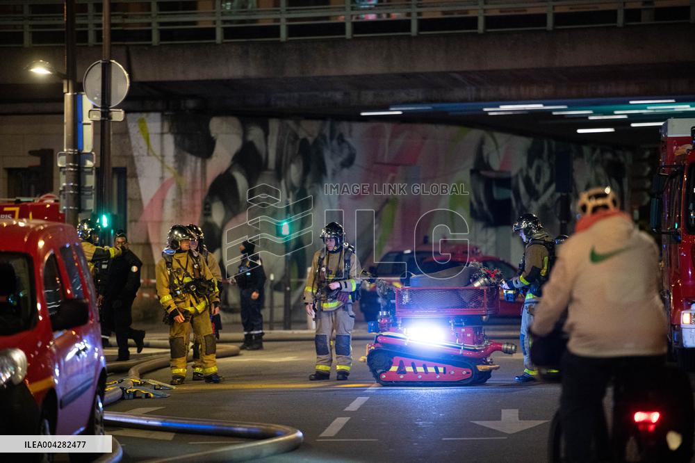 A Fire Burning At A Recycling Plant Close To The Tribunal De Paris Courthouse - Paris