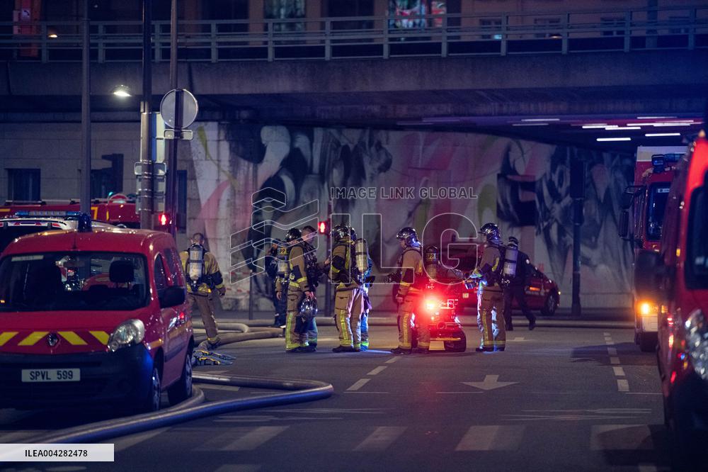 A Fire Burning At A Recycling Plant Close To The Tribunal De Paris Courthouse - Paris