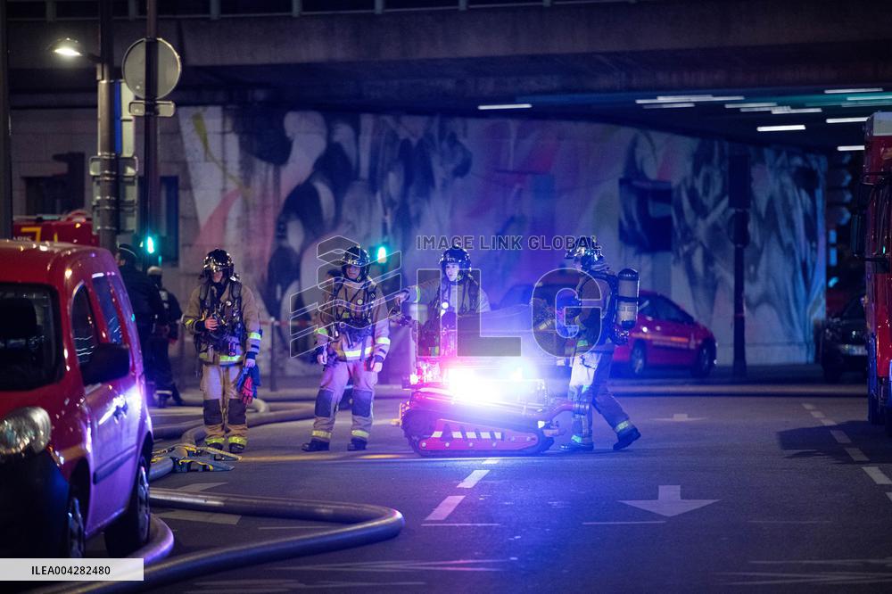 A Fire Burning At A Recycling Plant Close To The Tribunal De Paris Courthouse - Paris