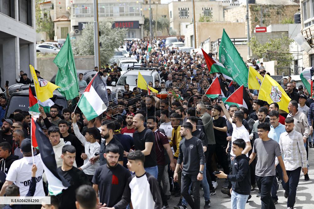 Protest against the ongoing Israeli assaults during funeral - West Bank