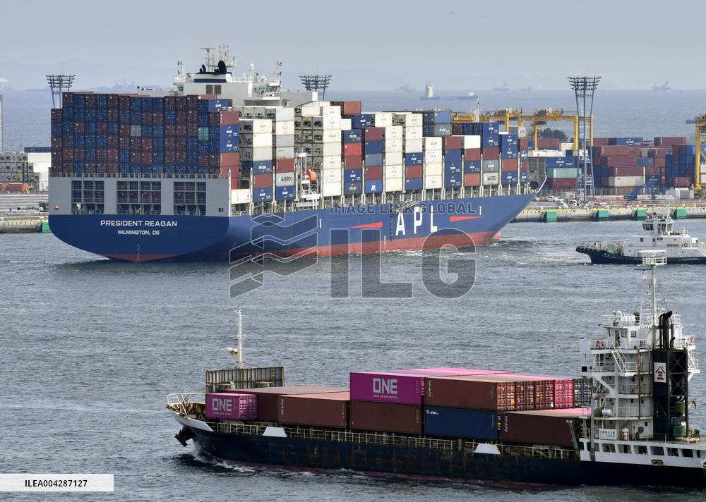 Container vessel in Yokohama