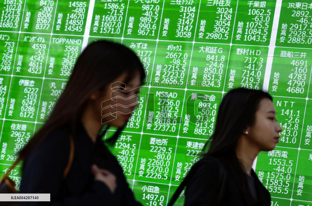 Tokyo stocks tumble