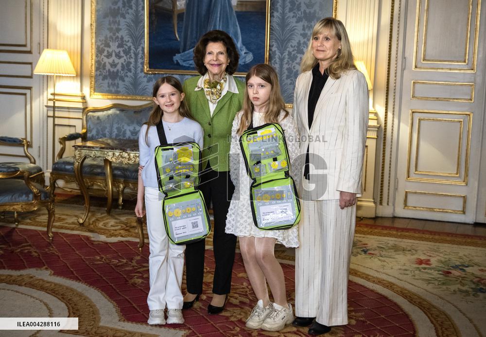 THE QUEEN BUYS MAYFLOWER PIN