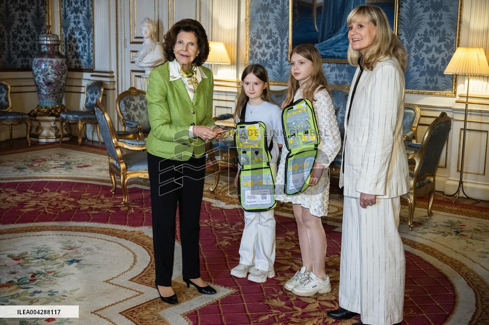 THE QUEEN BUYS MAYFLOWER PIN