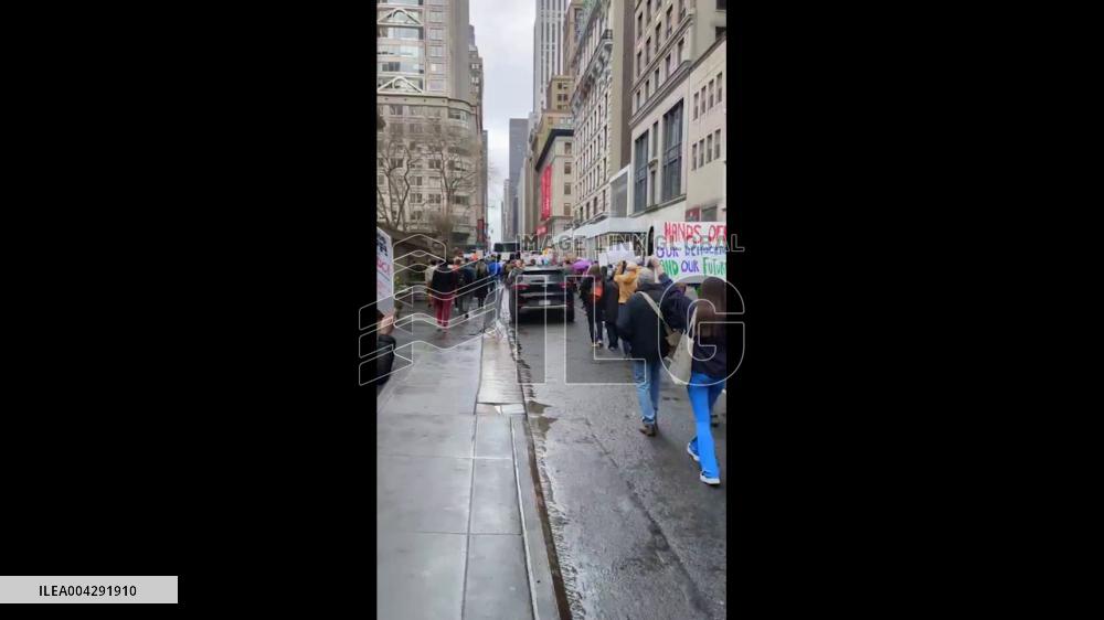 US: ‘Hands Off!’ Protests Against Trump and Elon Musk Erupt Nationwide 8